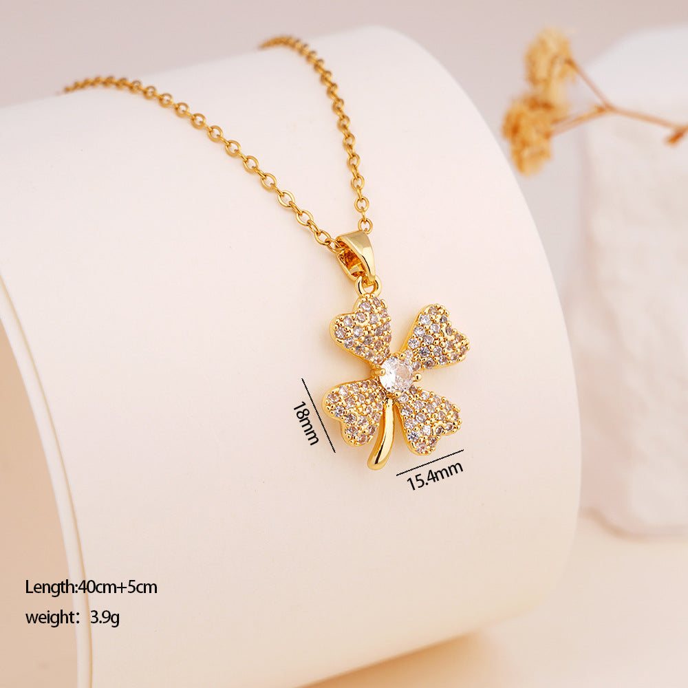 Collar con colgante de corazón de acero de titanio con diseño microincrustado