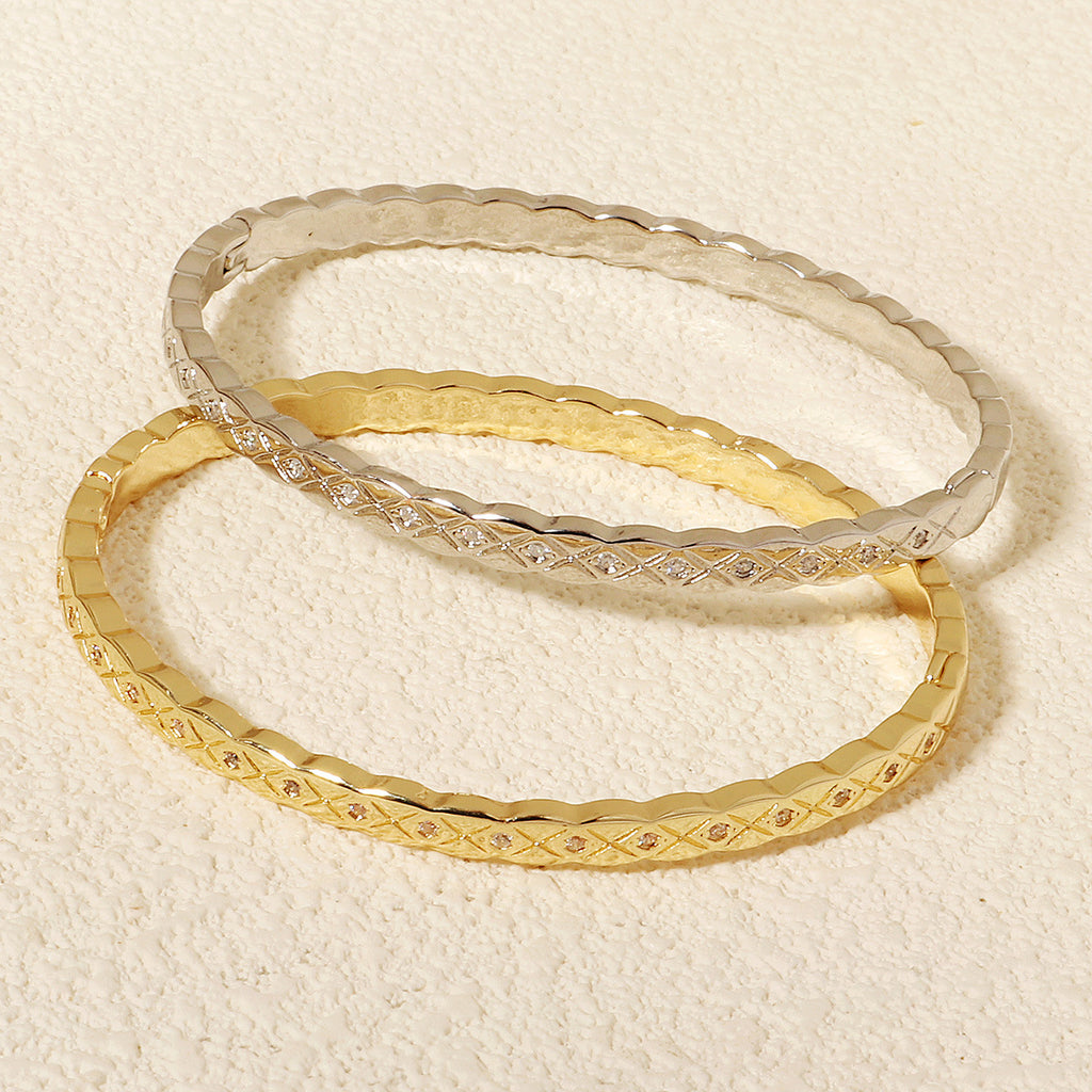 Elegante pulsera de cobre con diseño de trébol de cuatro hojas