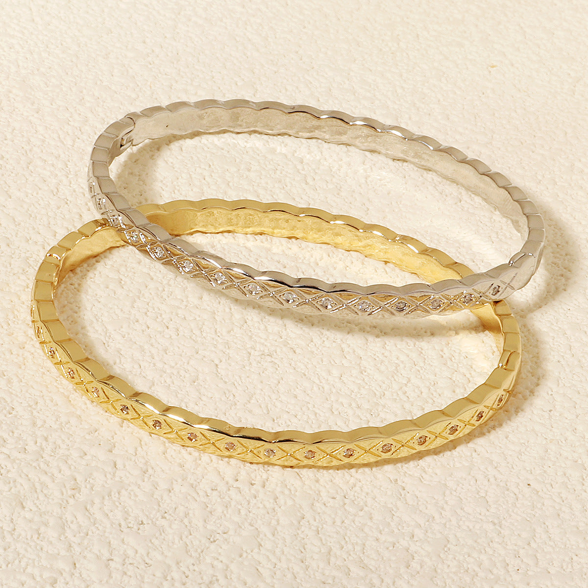 Elegantes vierblättriges Kleeblatt Kupferarmband/Elegante pulsera de cobre con diseño de trébol de cuatro hojas
