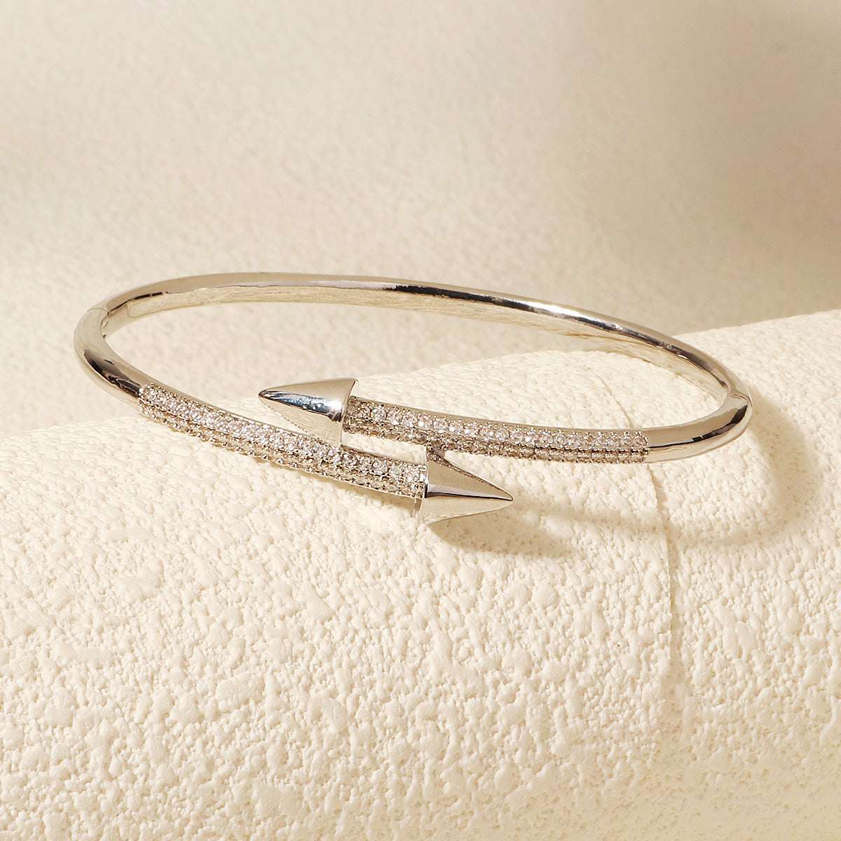 Elegantes vierblättriges Kleeblatt Kupferarmband/Elegante pulsera de cobre con diseño de trébol de cuatro hojas