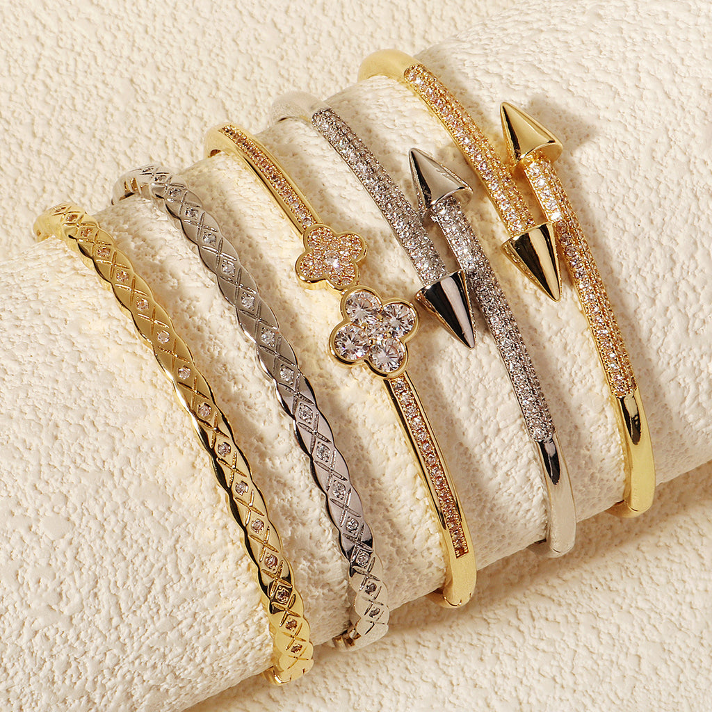 Elegante pulsera de cobre con diseño de trébol de cuatro hojas