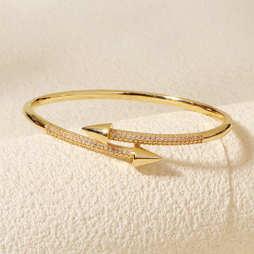 Elegante pulsera de cobre con diseño de trébol de cuatro hojas