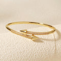 Elegante pulsera de cobre con diseño de trébol de cuatro hojas