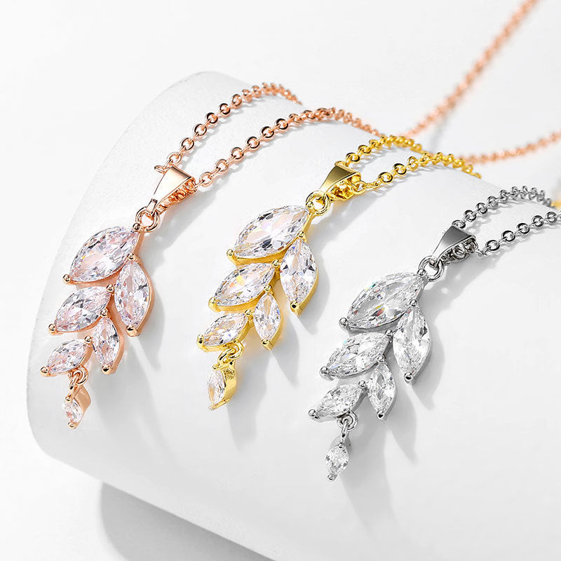 Accessoires: Halskette und Ohrhaken