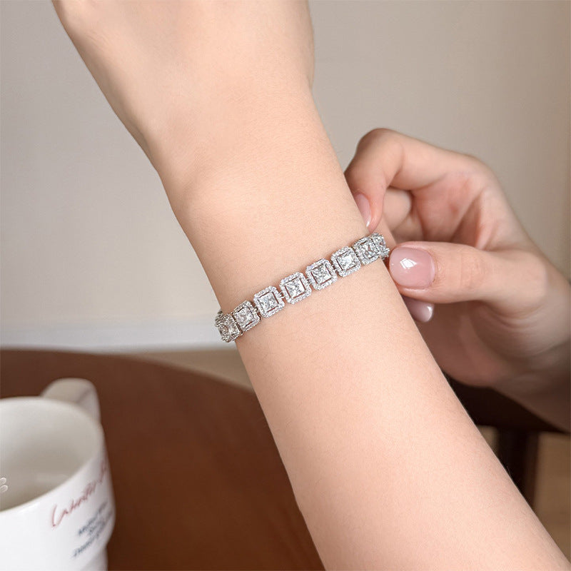 Pulsera geométrica de circonitas con forma de cubo de azúcar