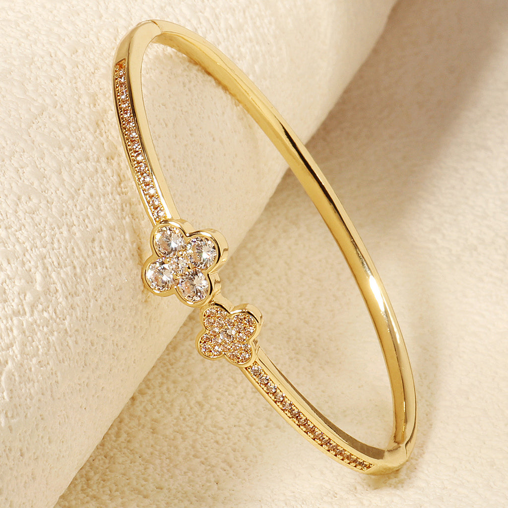Elegante pulsera de cobre con diseño de trébol de cuatro hojas