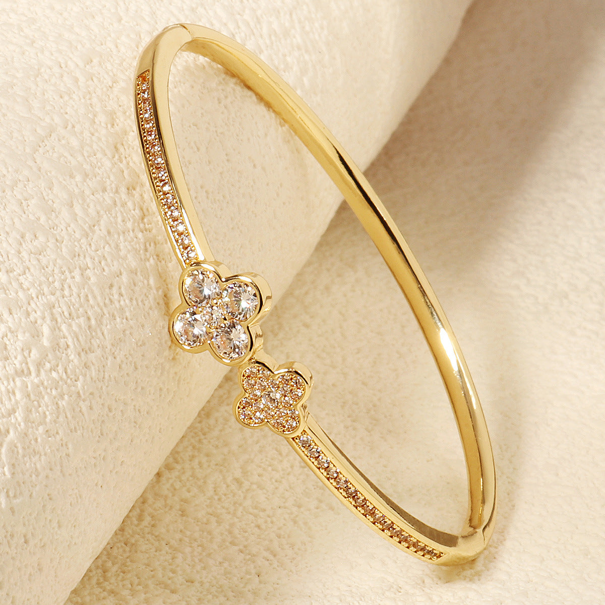 Elegantes vierblättriges Kleeblatt Kupferarmband/Elegante pulsera de cobre con diseño de trébol de cuatro hojas