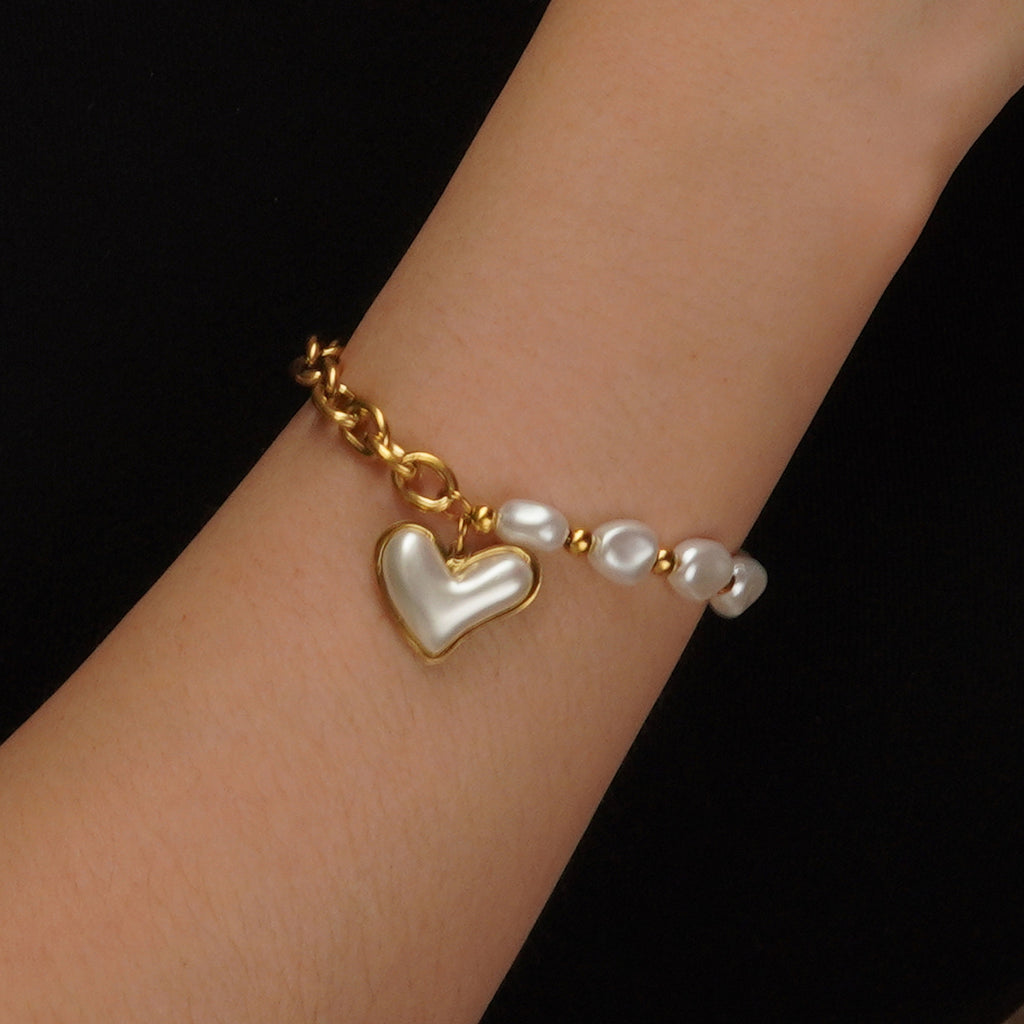 Irreguläres Perlenherz-Armband mit 18 Karat Goldauflage